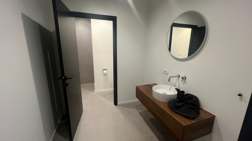 Recent bedrijfsgebouw te huur langs E40 in Erembodegem