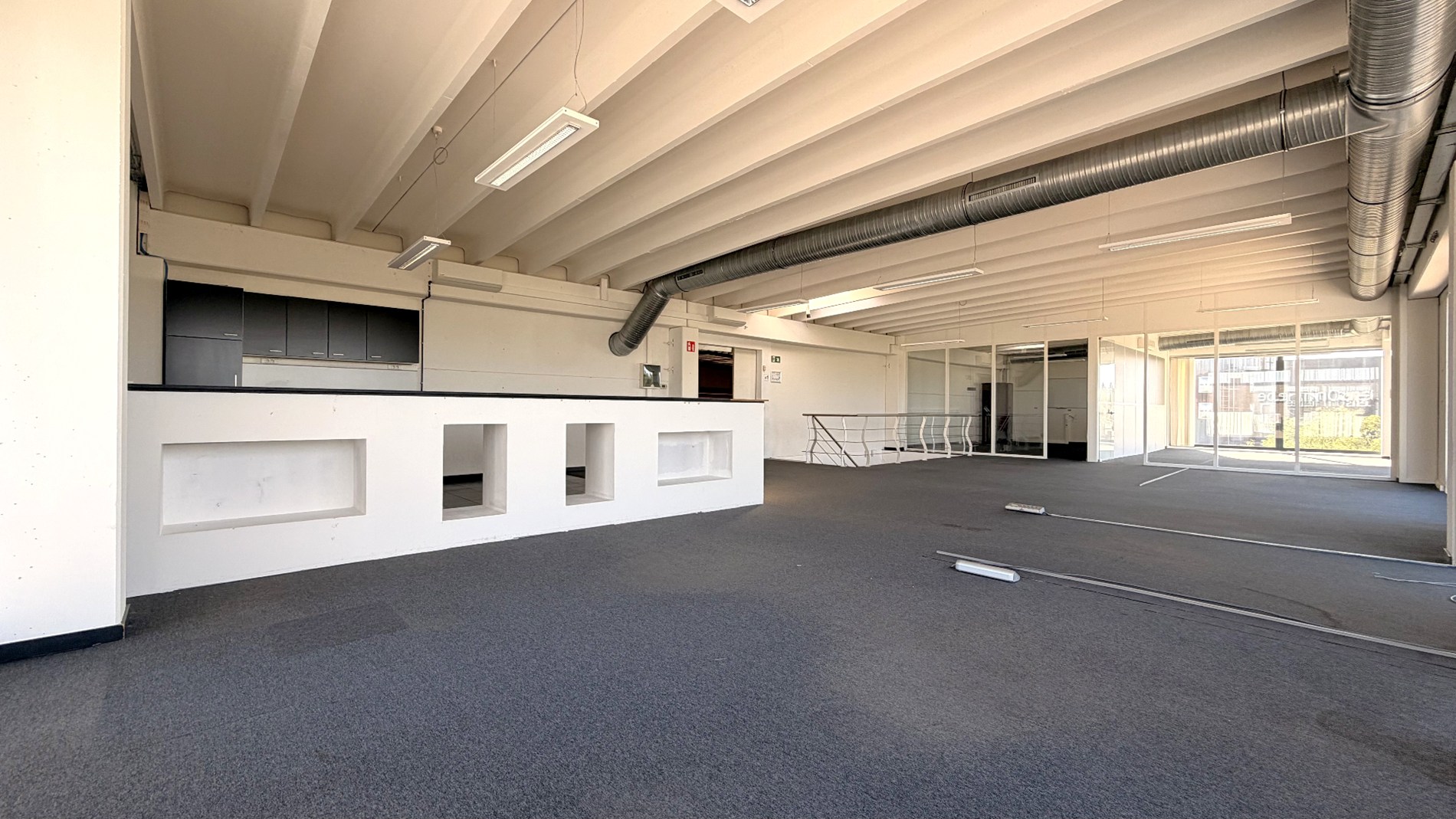 Magazijn met laadkade en kantoren te huur aan E17 in Kruibeke