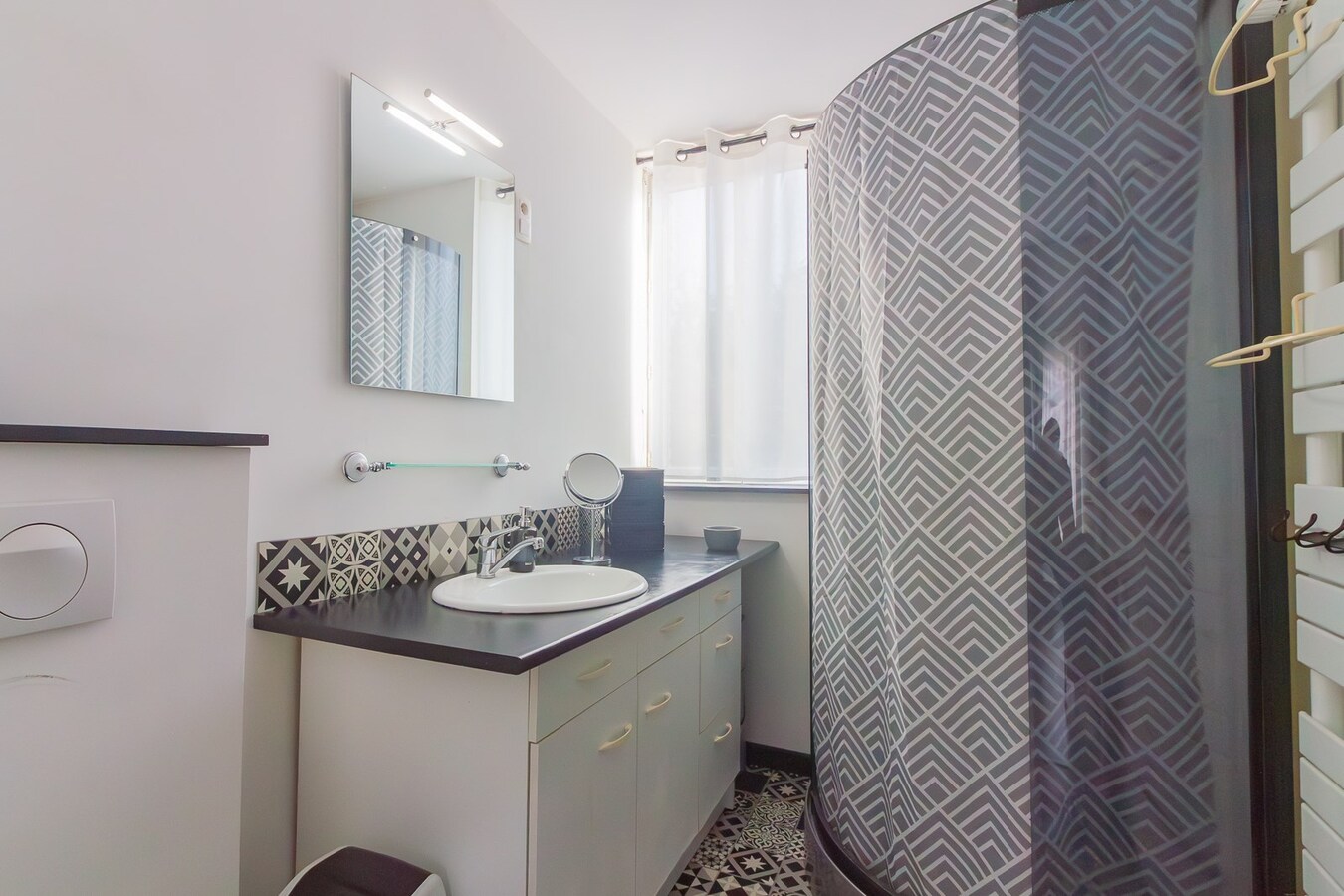 Maison rénovée avec 3 chambres et cour 