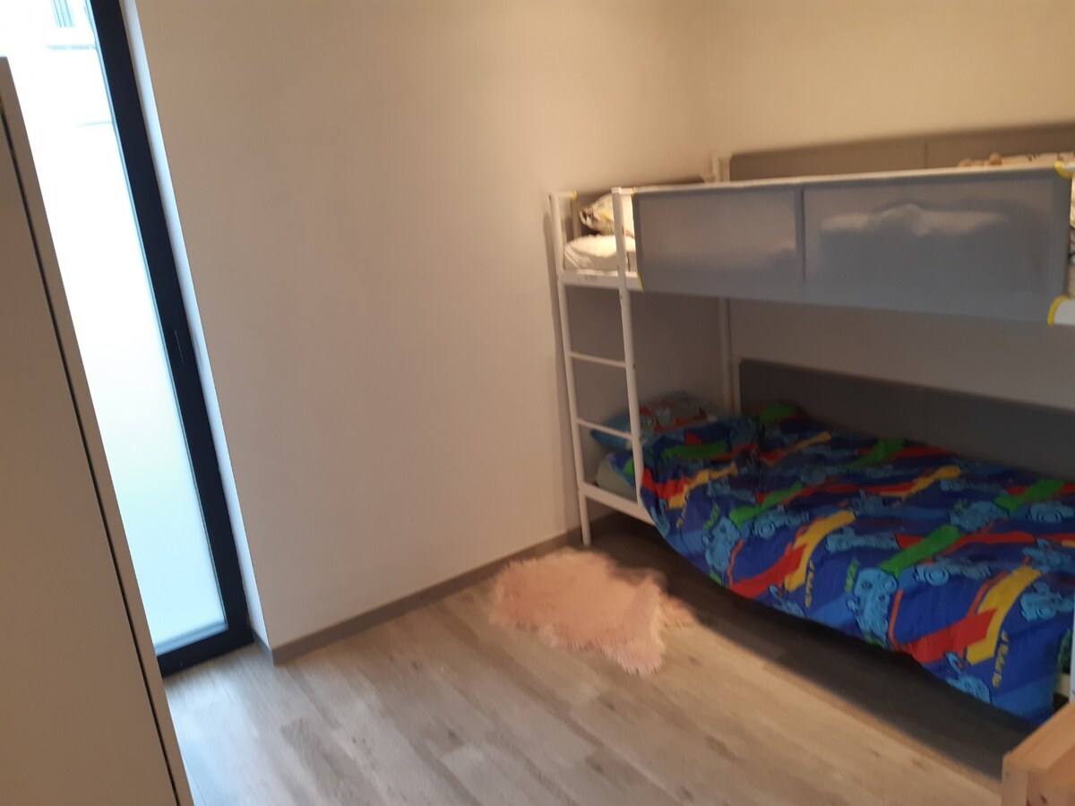 BEN-appartement met terras en tuintje. 