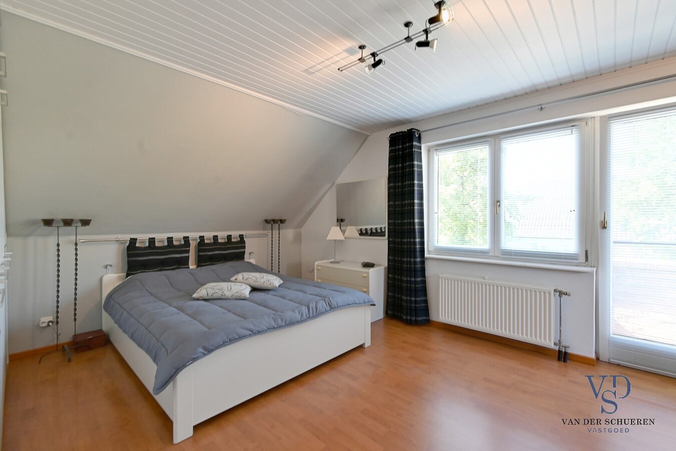 Tijdloze villa met zwembad in residentiële wijk 