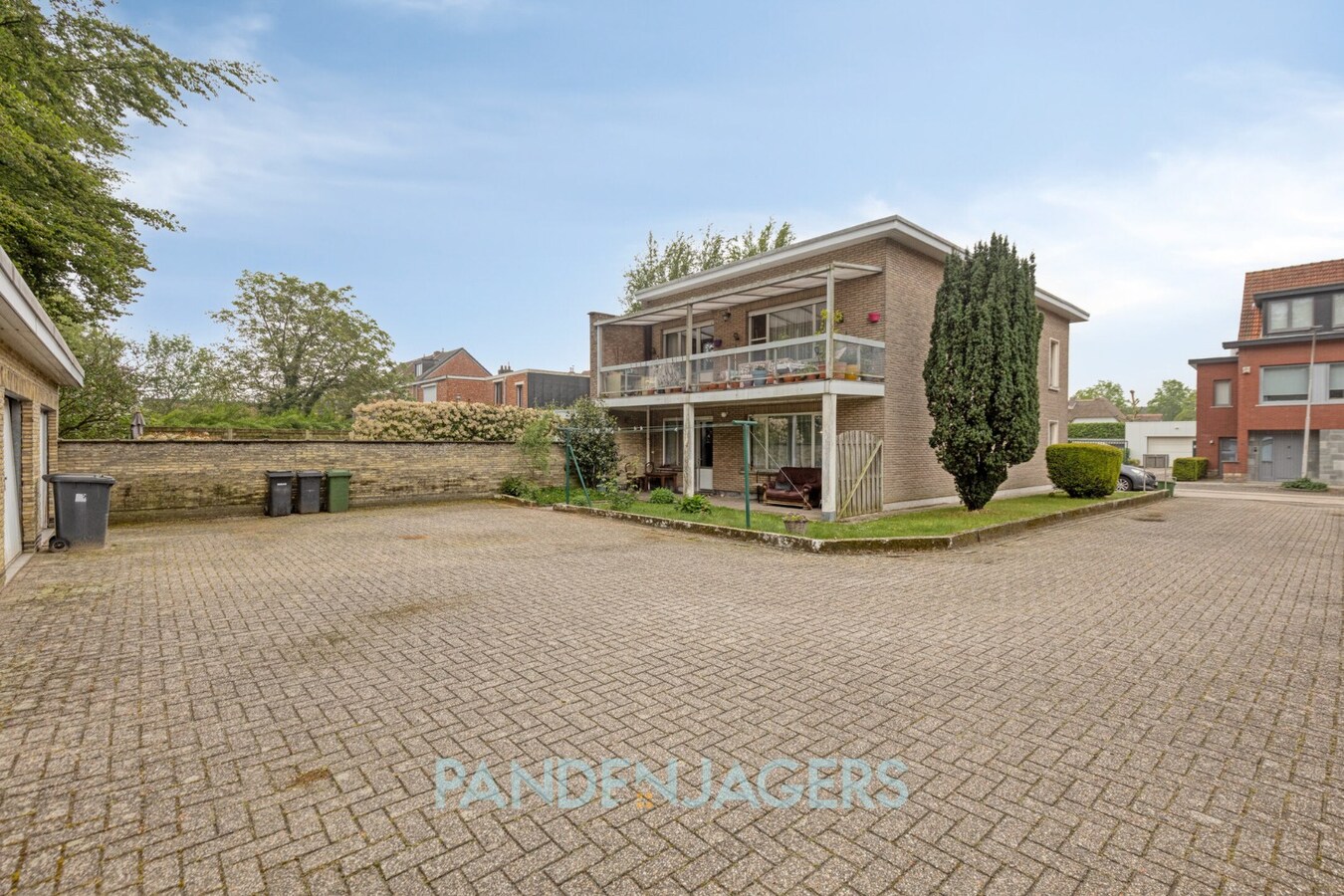 Kleinschalig gebouw met 2 appartementen en 5 garageboxen te Brasschaat 