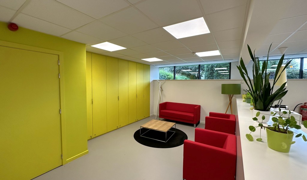 Instapklare kantoren te huur aan afrit E40 in Drongen