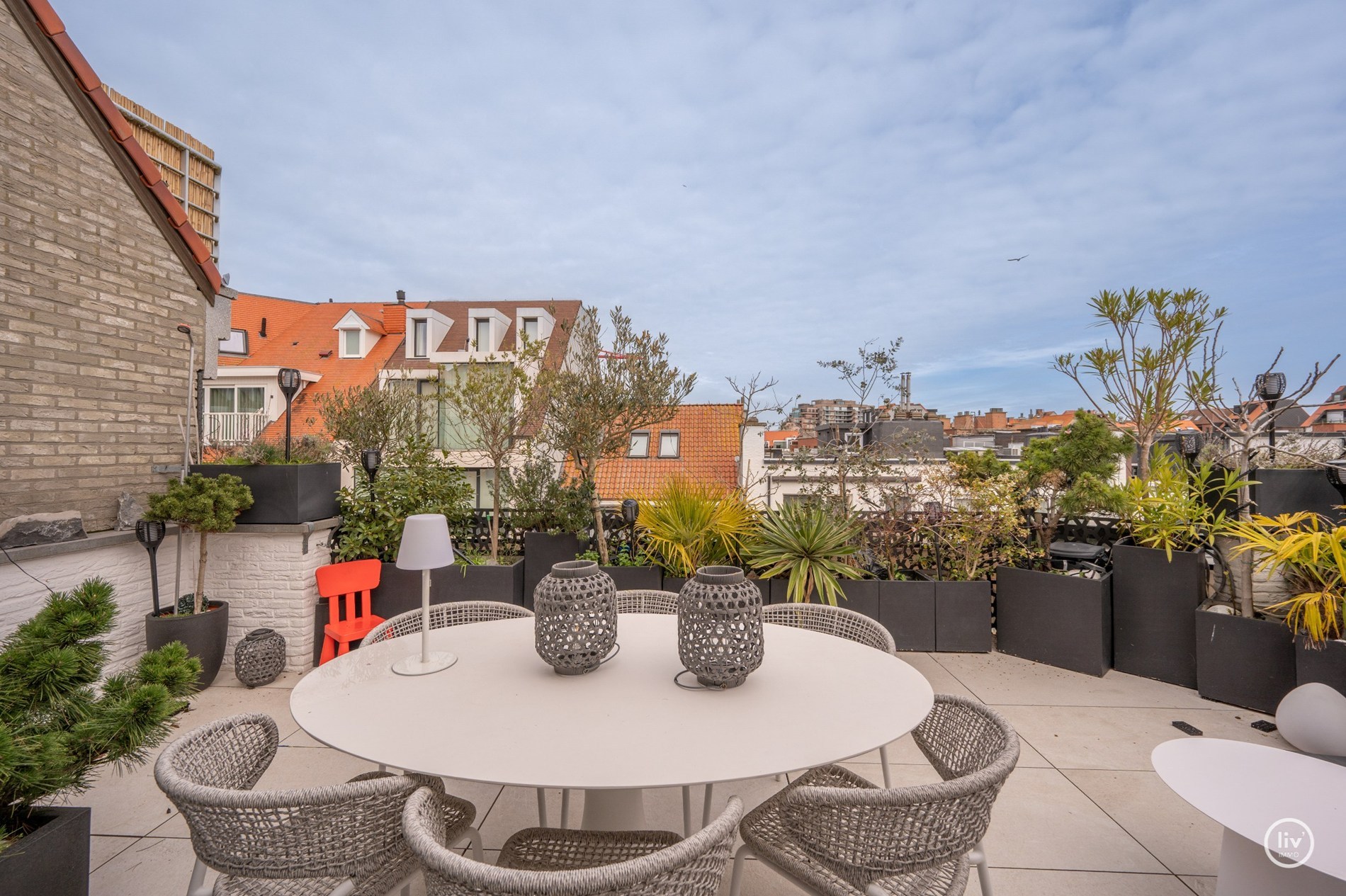Prachtig, gerenoveerd penthouse op een topligging in de Blancgarinstraat te Knokke. 
