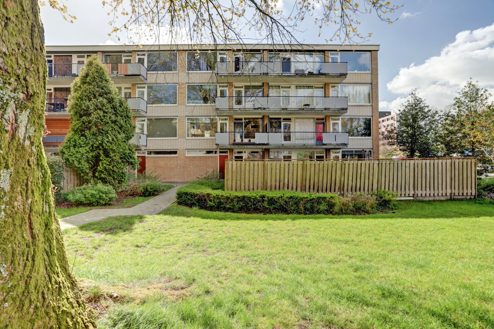 Instapklaar 3-kamer appartement op de 1e verdieping met keurige keuken en badkamer, 2 balkons, berging in de onderbouw en is gelegen op eigen grond. 