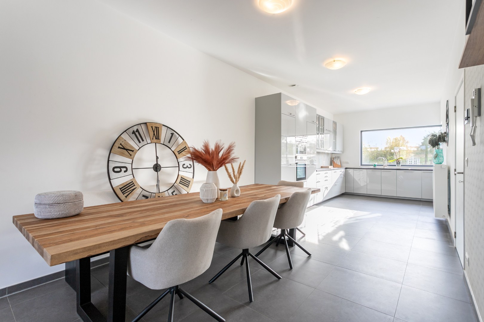 Instapklare woning met 4 slpk, tuin en parking 