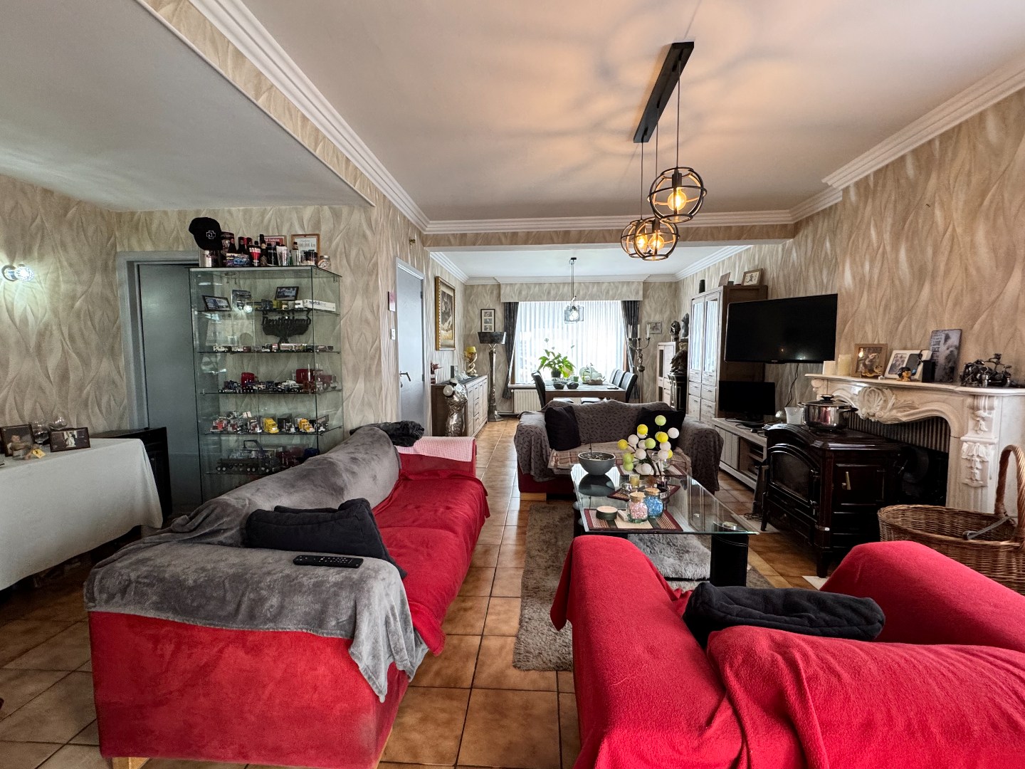 Ruime deels gerenoveerde woning met 3 slaapkamers, tuin en garage 