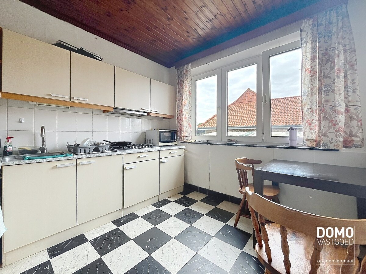VOLLEDIG TE RENOVEREN WONING MET TWEE SLAAPKAMERS, INPANDIGE GARAGE OP EEN PERCEEL VAN 5A35CA IN SINT-TRUIDEN 