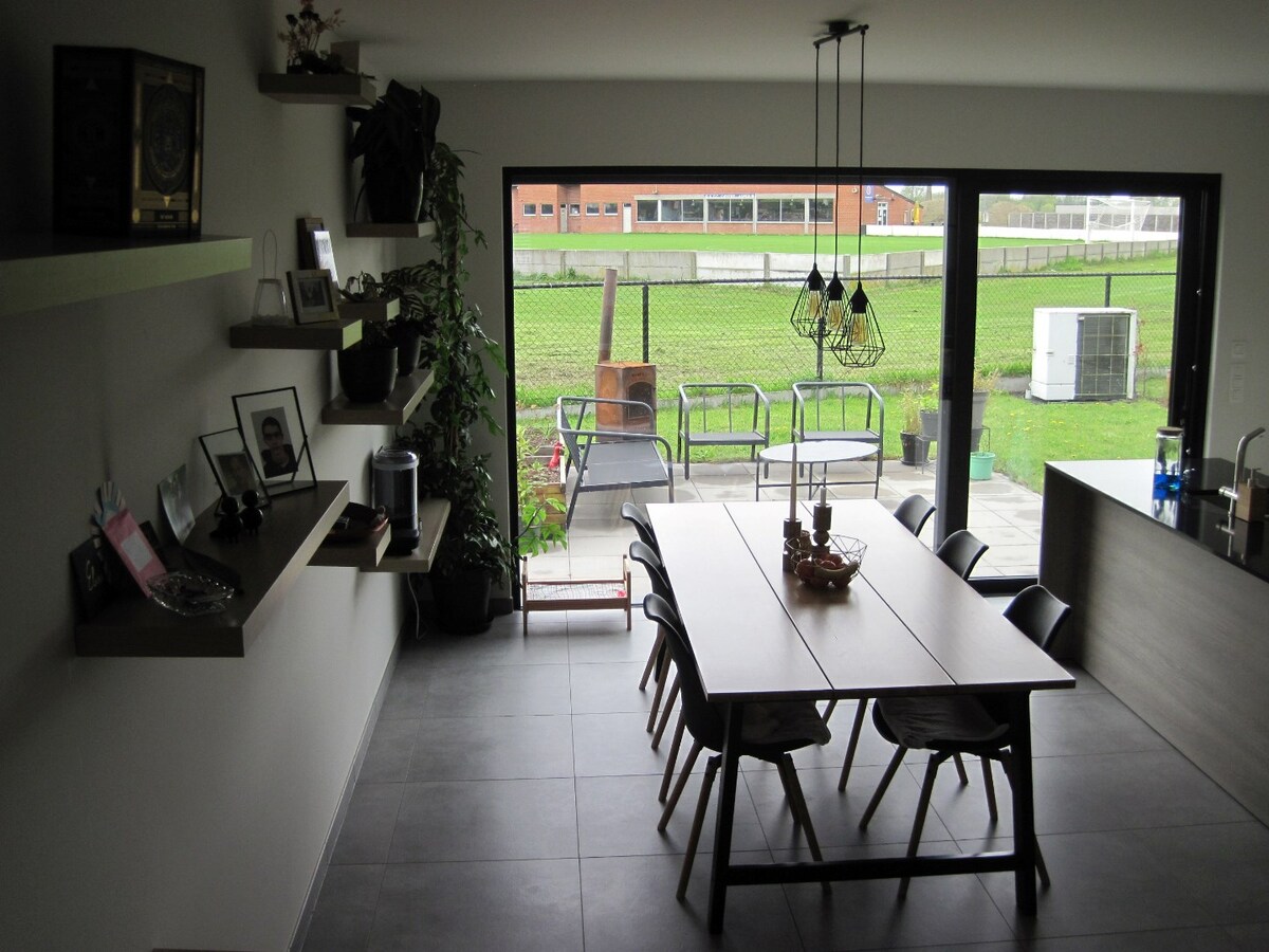 Eigentijdse Half Open Bebouwing met tuin en terras. 