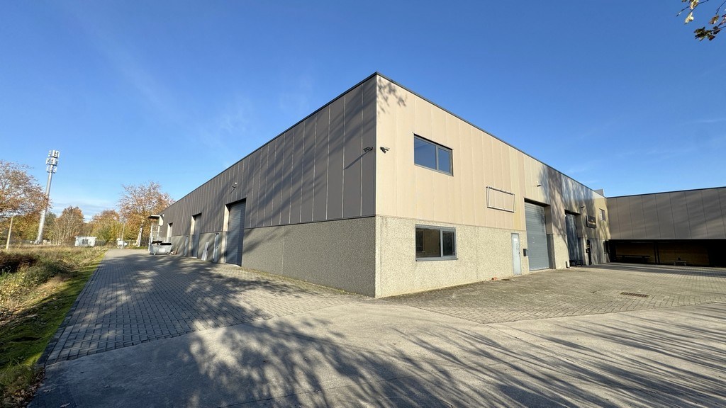 Magazijnen met kantoor te huur nabij E313 in Ranst