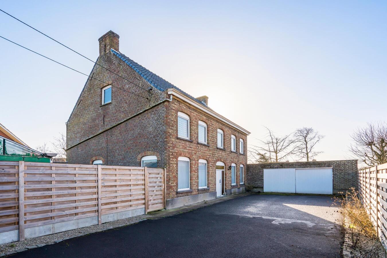 Residentieel gelegen karakterwoning op ruim perceel van 1886 m². 