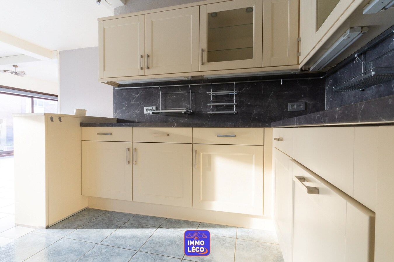 "Plain-Pied" érigé sur 544m² avec double garage, parking, jardin ! 