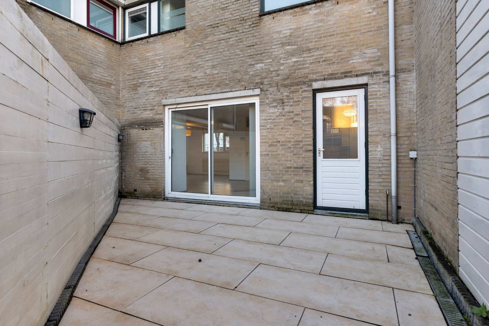 Royale hoek-eengezinswoning met 155 m² wooncomfort en 5 kamers, riante tuin en dakterras. 