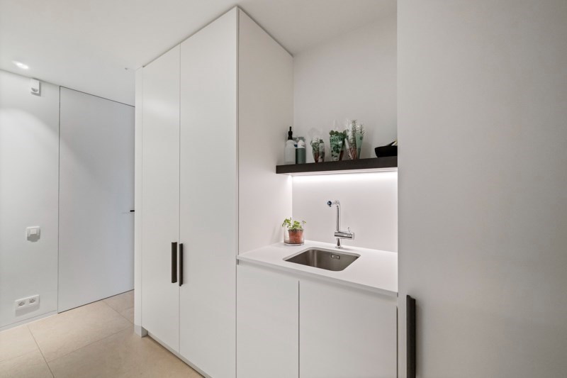 Magnifique villa jumelée récemment rénovée, située au calme entre le centre de Knokke et Le Zoute, avec une parfaite orientation Sud-Ouest. 