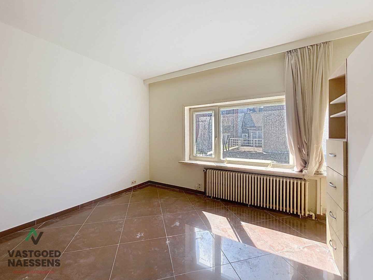 Maison d'angle avec entrepôt - garage - 5 chambres à coucher et terrasse 