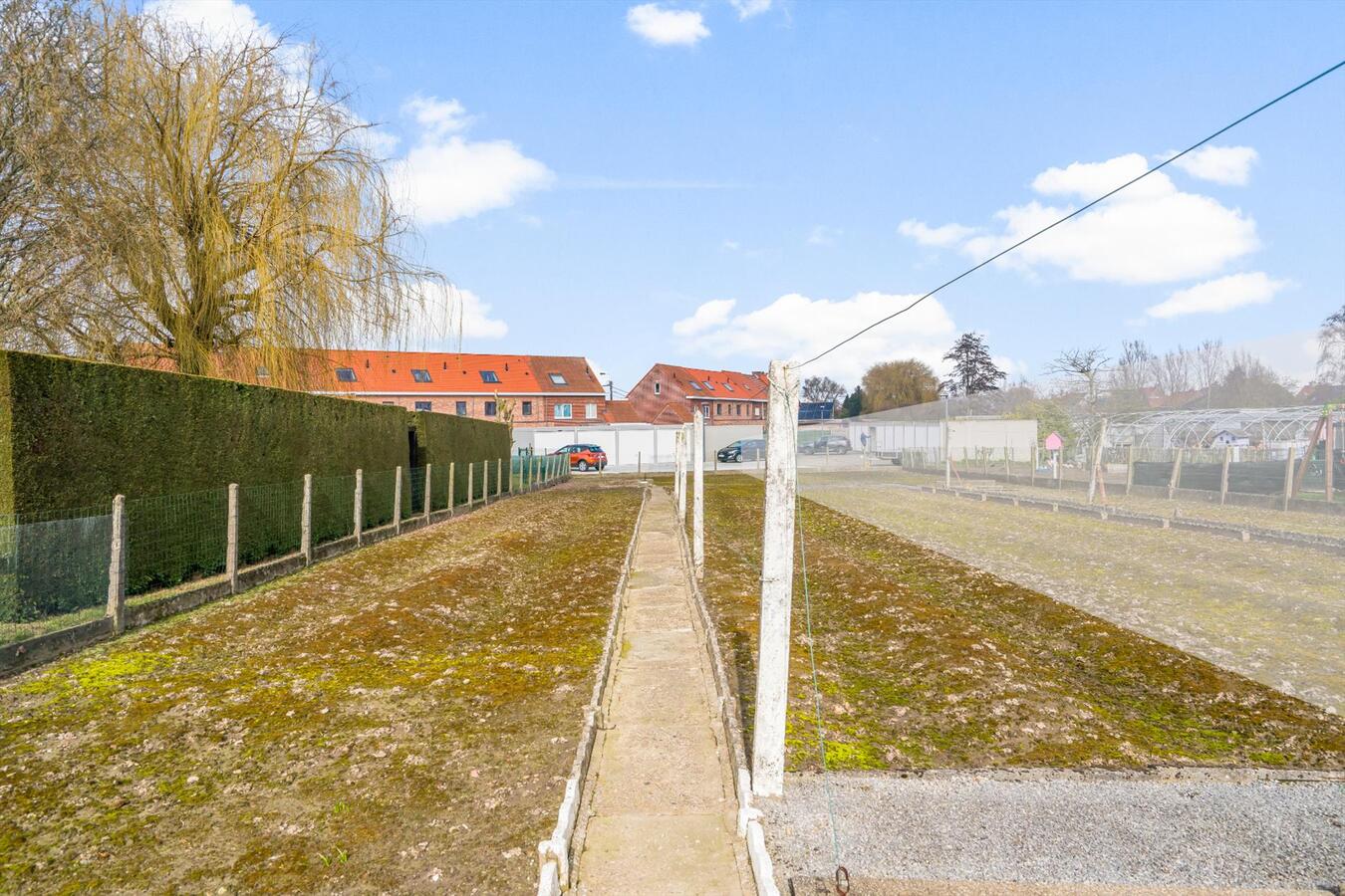 Gunstig gelegen, verrassend ruime rijwoning met grote tuin 