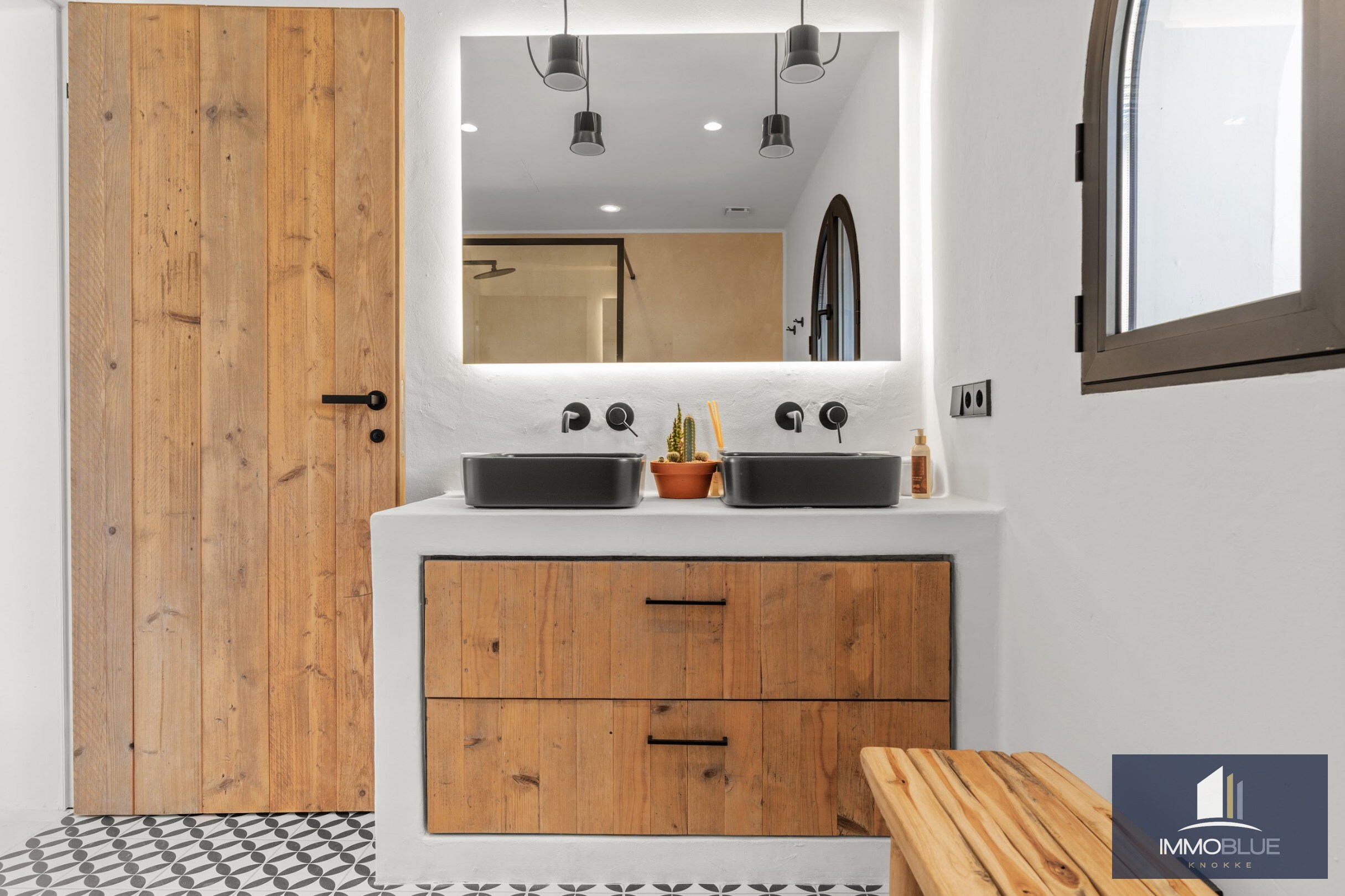 Villa méditerranéenne rénovée avec vue sur mer dans un environnement côtier calme 