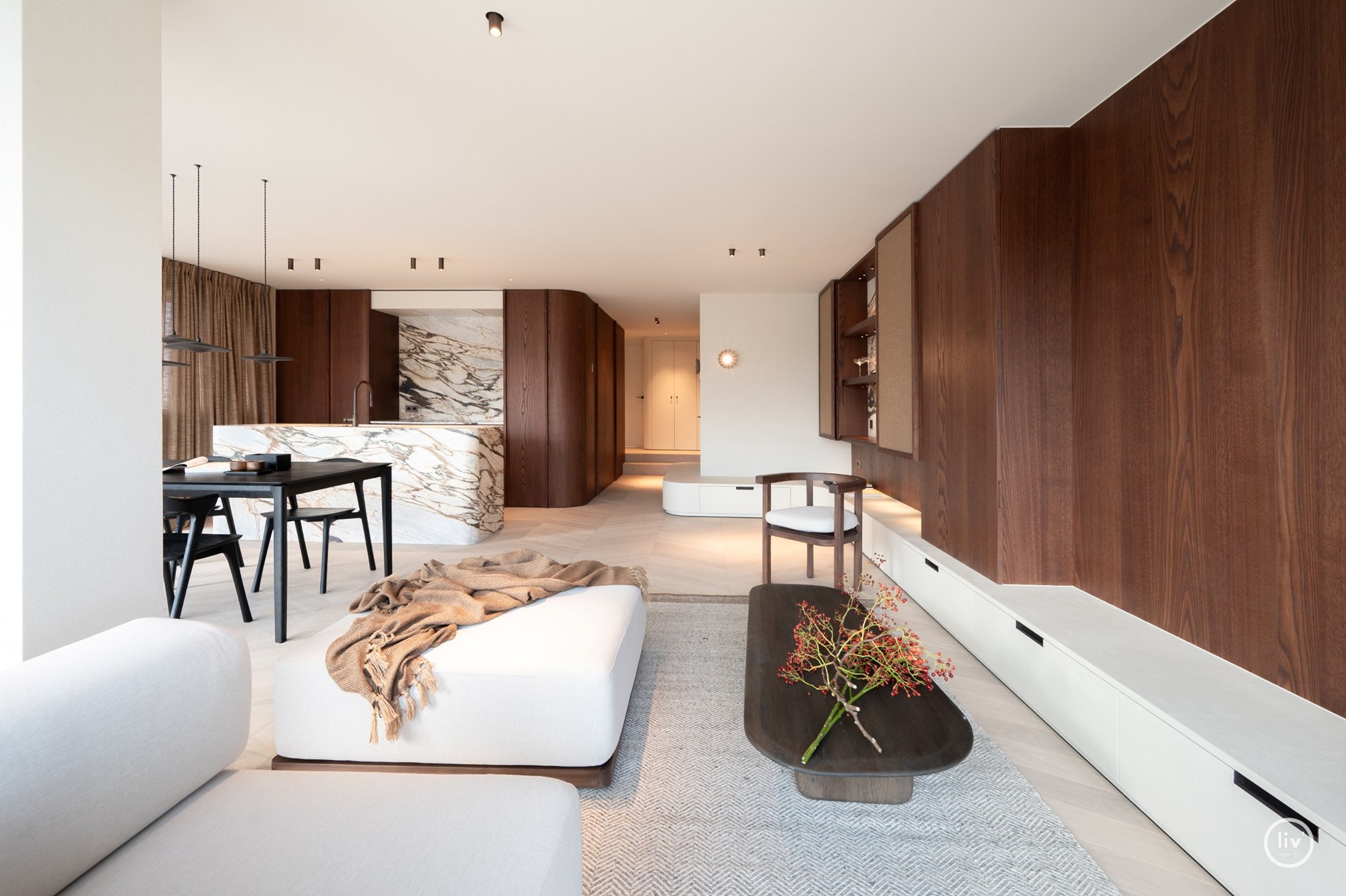 Volledig en subliem gerenoveerd zuid-west georiënteerd hoekappartement in een prestigieuze villaresidentie in het hart van het Zoute. 