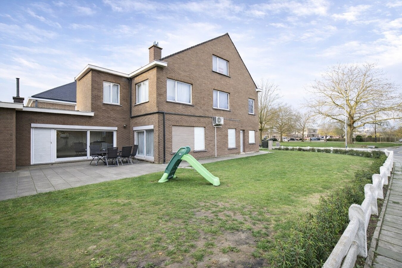 Te koop: Charmante halfopen gezinswoning met 4 slaapkamers en zuidgerichte tuin in hartje Sint-Niklaas! 