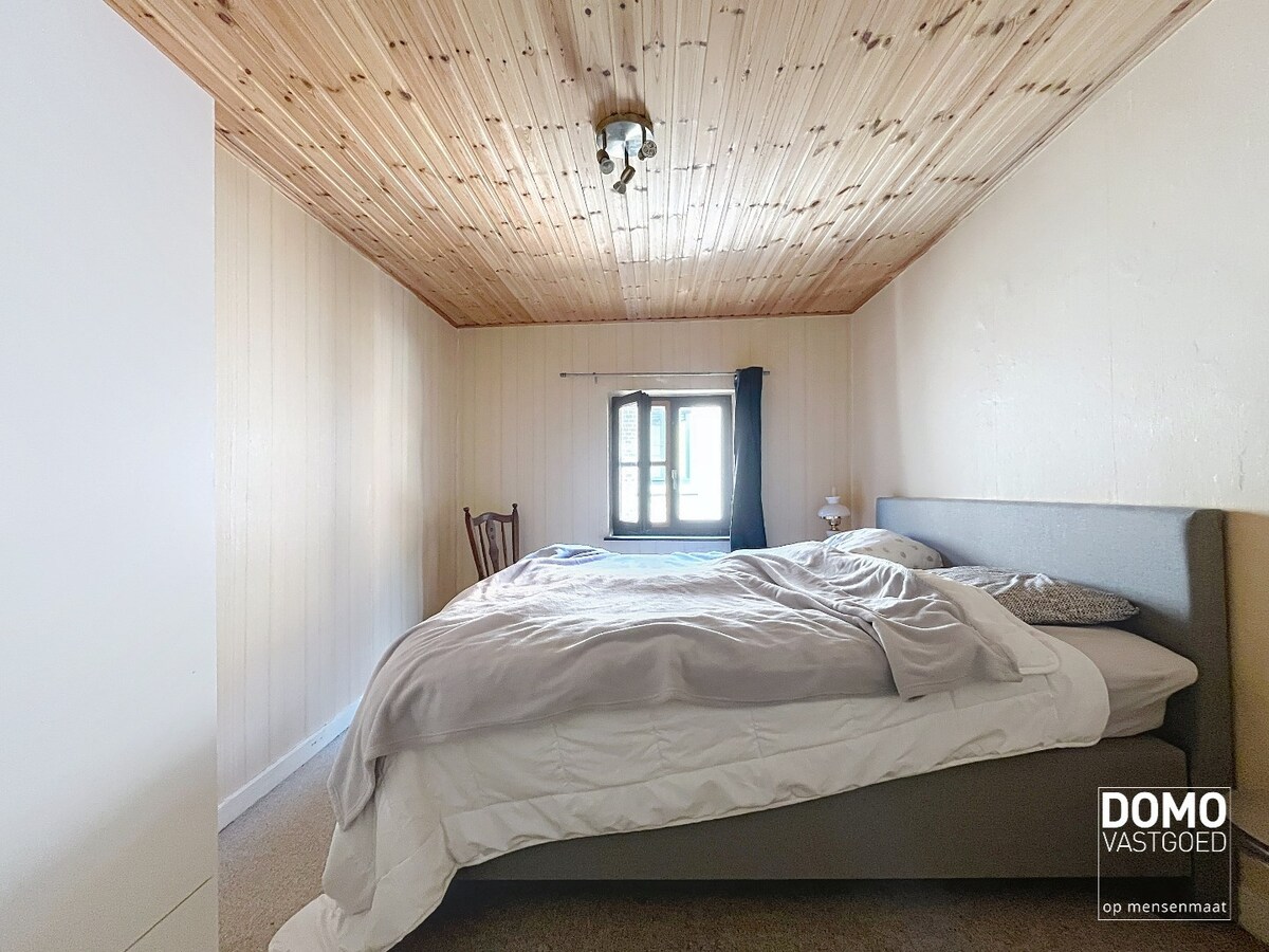 RUIME TE RENOVEREN WONING MET 5 SLAAPKAMERS EN RUIME ACHTERLIGGENDE GARAGE TE BILZEN-HOESELT 