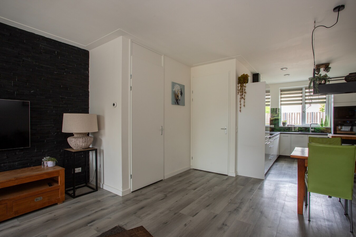 Nagenoeg nieuwe, netjes afgewerkte tussenwoning op 112 m² met berging, overkapping en een vrije achterom. 