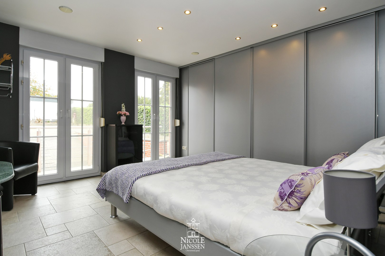 Grote slaapkamer met inbouwkasten