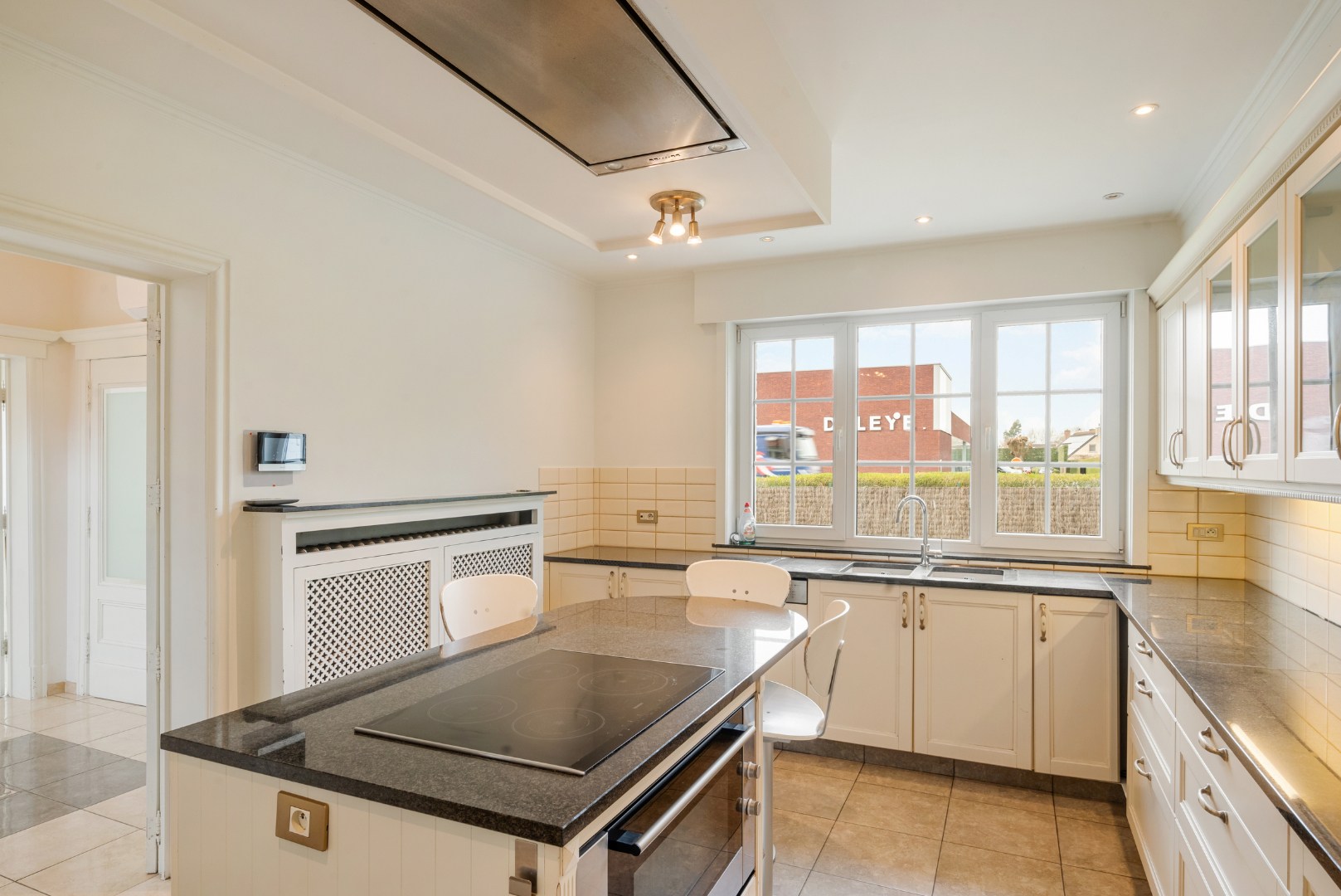 Stijlvolle villa met 5 slaapkamers op mooi perceel van 1325m² 