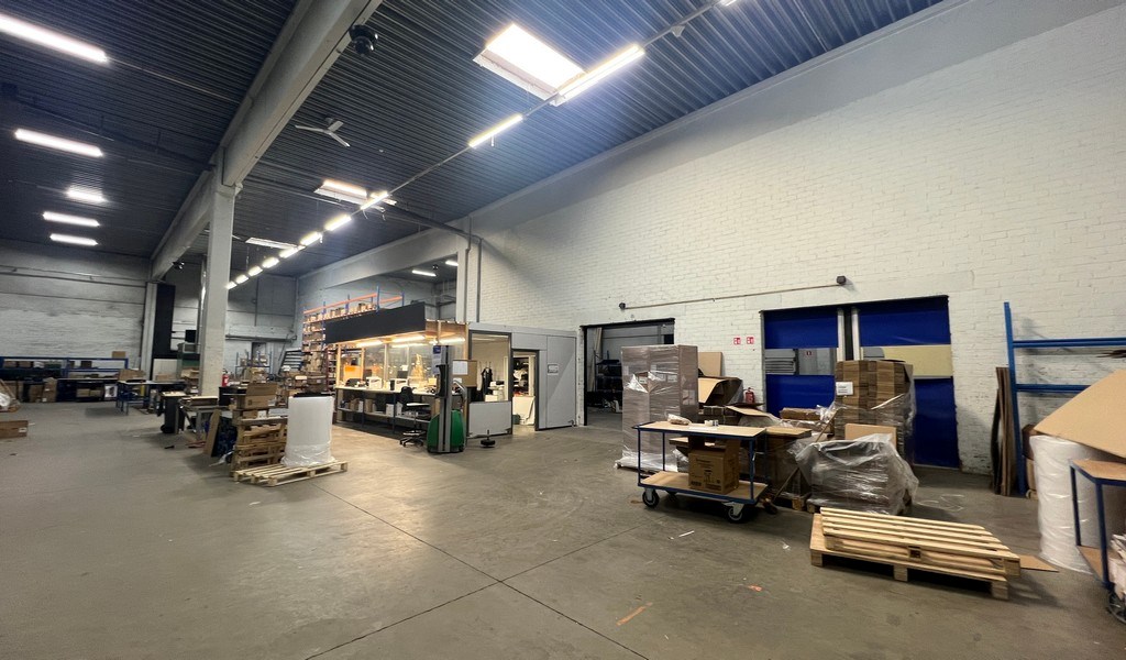 Bedrijfsgebouw met laadkades te huur in IZ Klein Frankrijk in Ronse