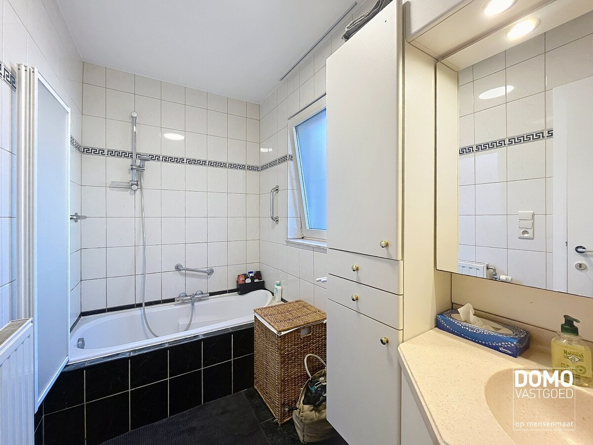 RUIM APPARTEMENT MET TERRAS, 2 SLAAPKAMERS EN PARKEERPLAATS IN HET CENTRUM VAN HASSELT 