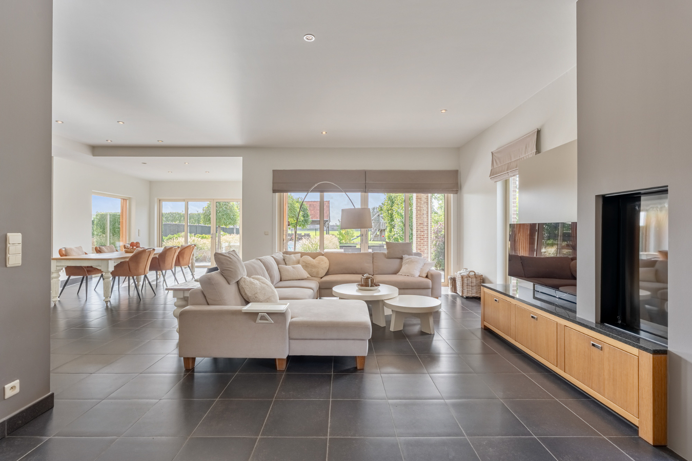 Stijlvolle villa in tijdloze pastorijstijl met zwembad en exclusieve tuinbeleving. 