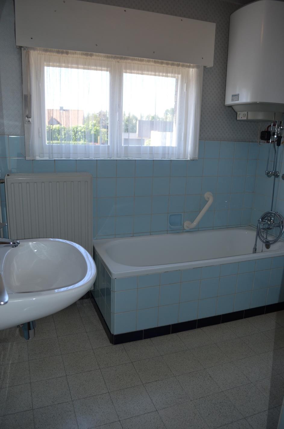 Op te frissen woning op 709m² rustig gelegen te Adegem 