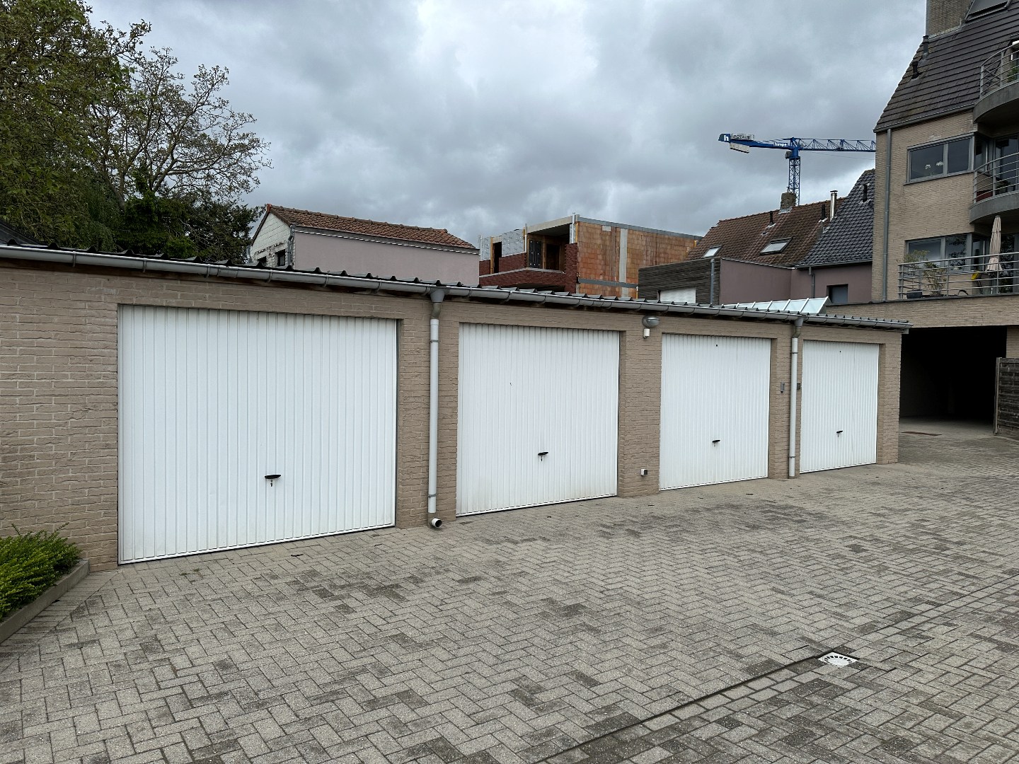 Lichtrijk en gunstig gelegen appartement met 2 slpk, terras en garage, Torhout 