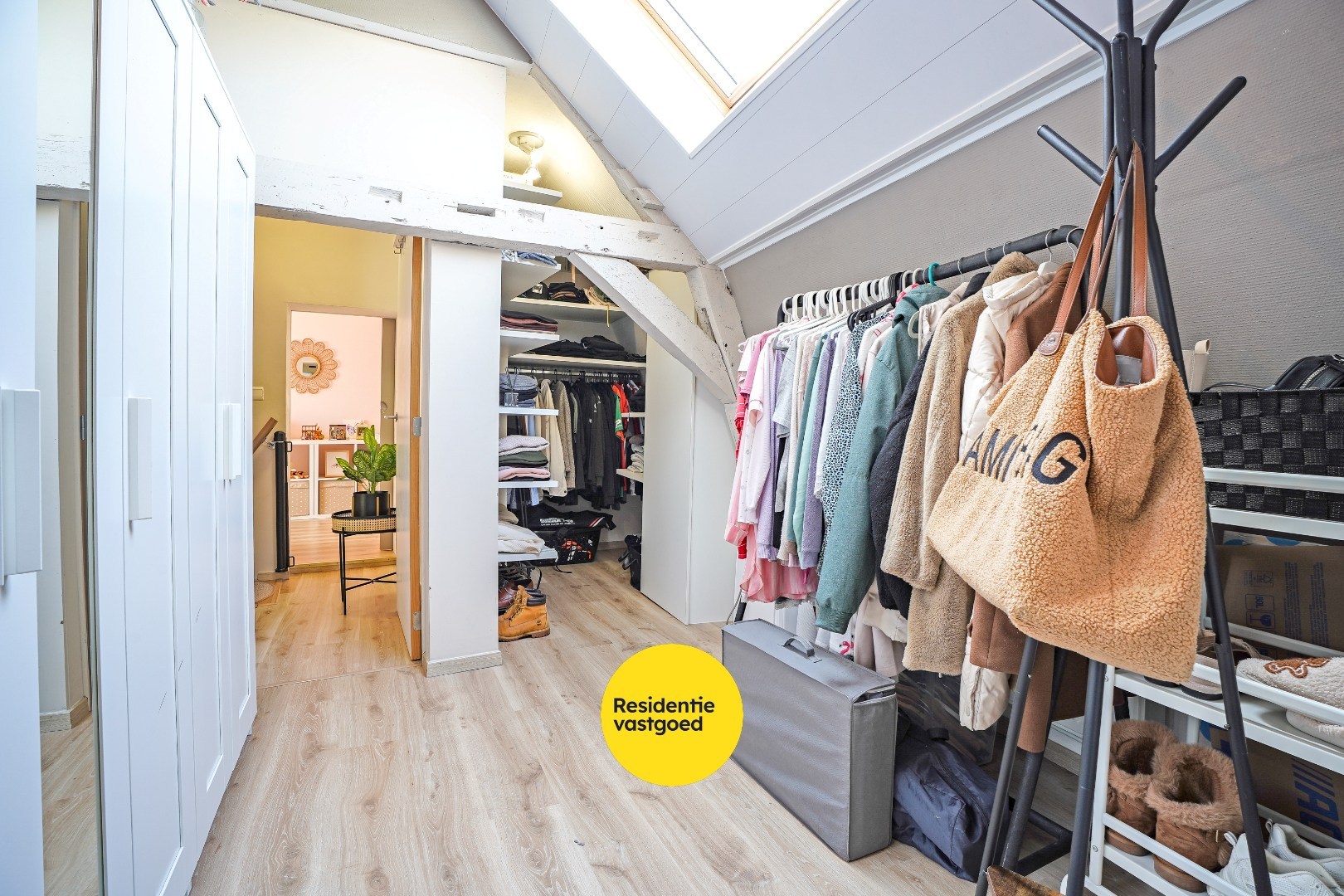 Gezellige rijwoning te huur met 3 slaapkamers en zongerichte tuin met open verzichten. 