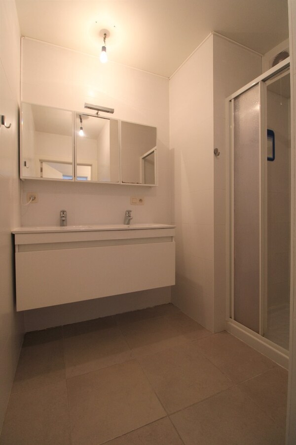 Appartement met twee slaapkamers en autostaanplaats in centrum Roeselare 