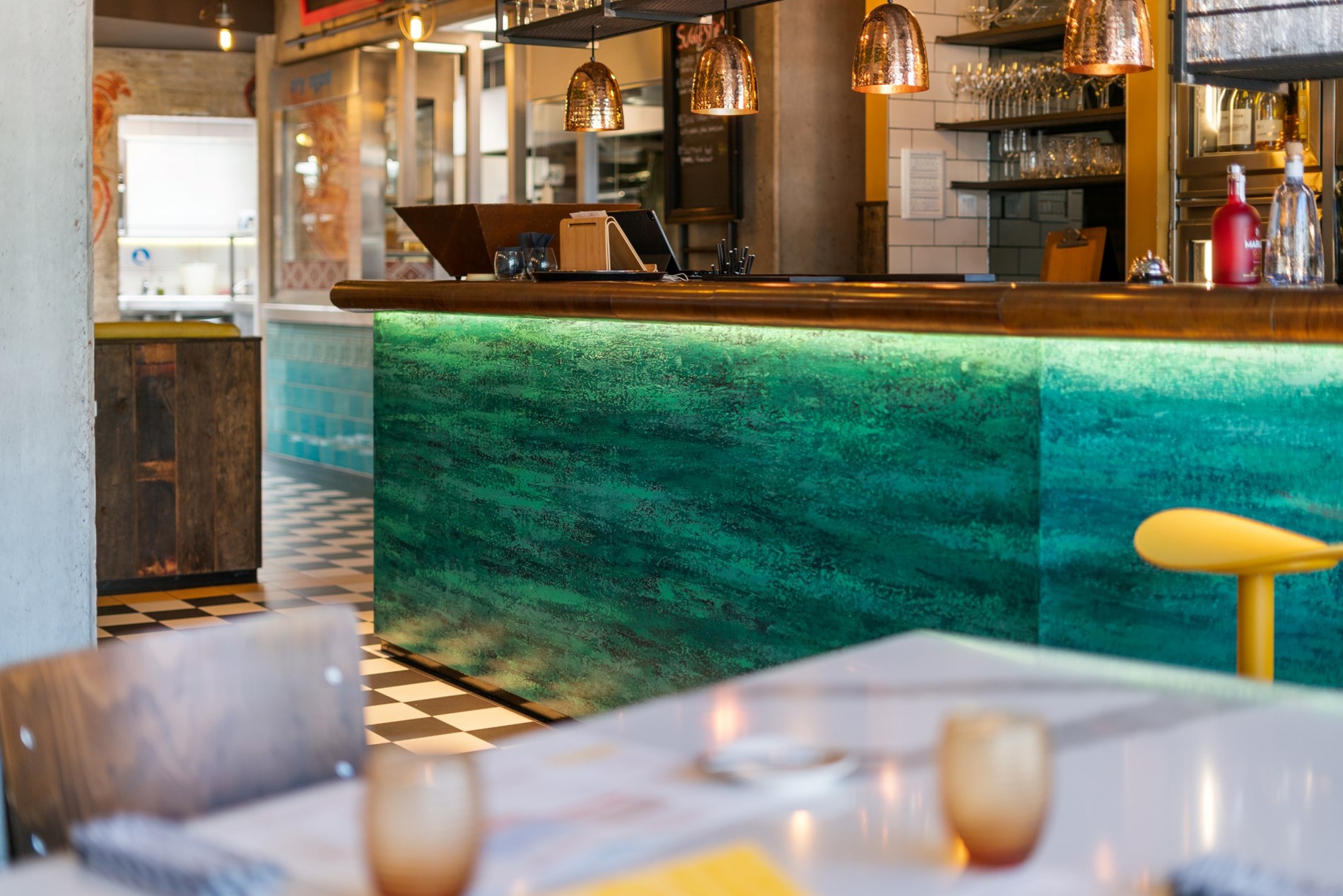 Magnifique local commercial fini (°2015), aménagé en restaurant équipé de toutes les technologies récentes et en excellent état, situé au centre de Knokke, à proximité de l'avenue Lippens et du marché 