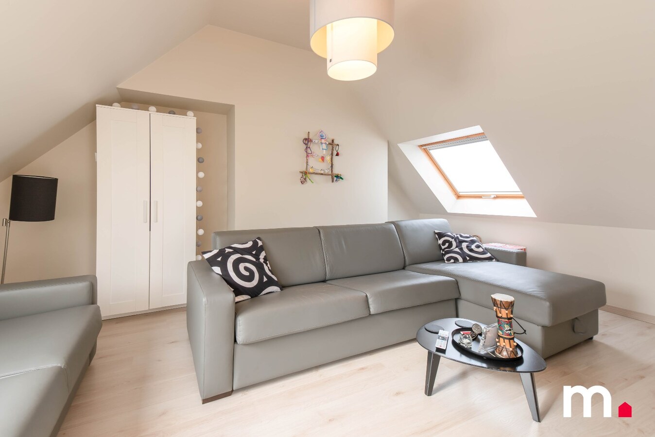 Instapklaar en zeer ruim en lichtrijk appartement 