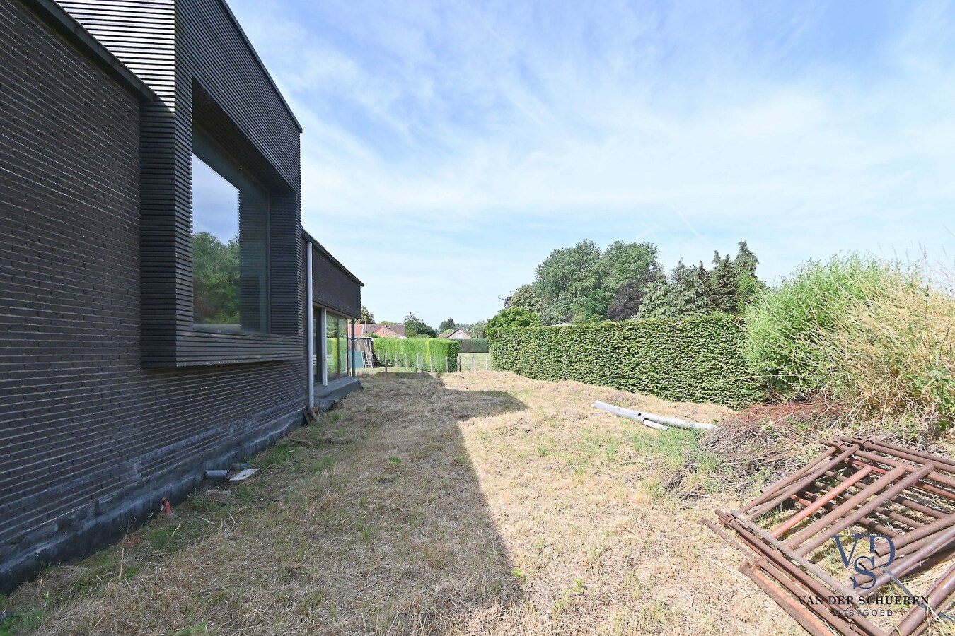 Eigentijdse woning (nog af te werken) te Vurste. 