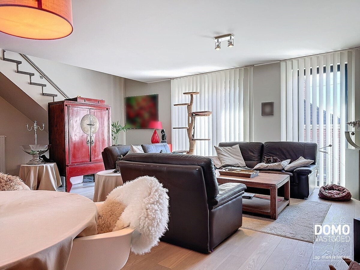 Luxe duplex appartement met inpandig terras, lift en garagebox, gelegen in het centrum van Alken - energielabel A. 