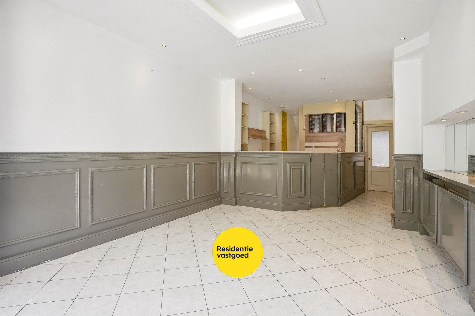 Goed gelegen gebouw op 117m² te De Panne bestaande uit een handelsruimte en woonst. 