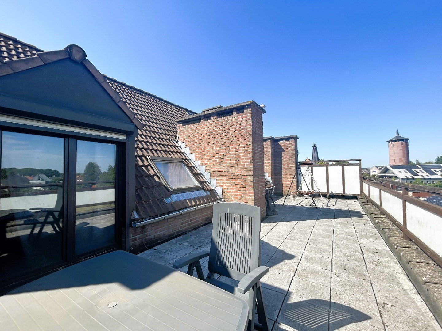 Instapklaar appartement met 2 slpk. en zeer groot terras in centrum Geel 