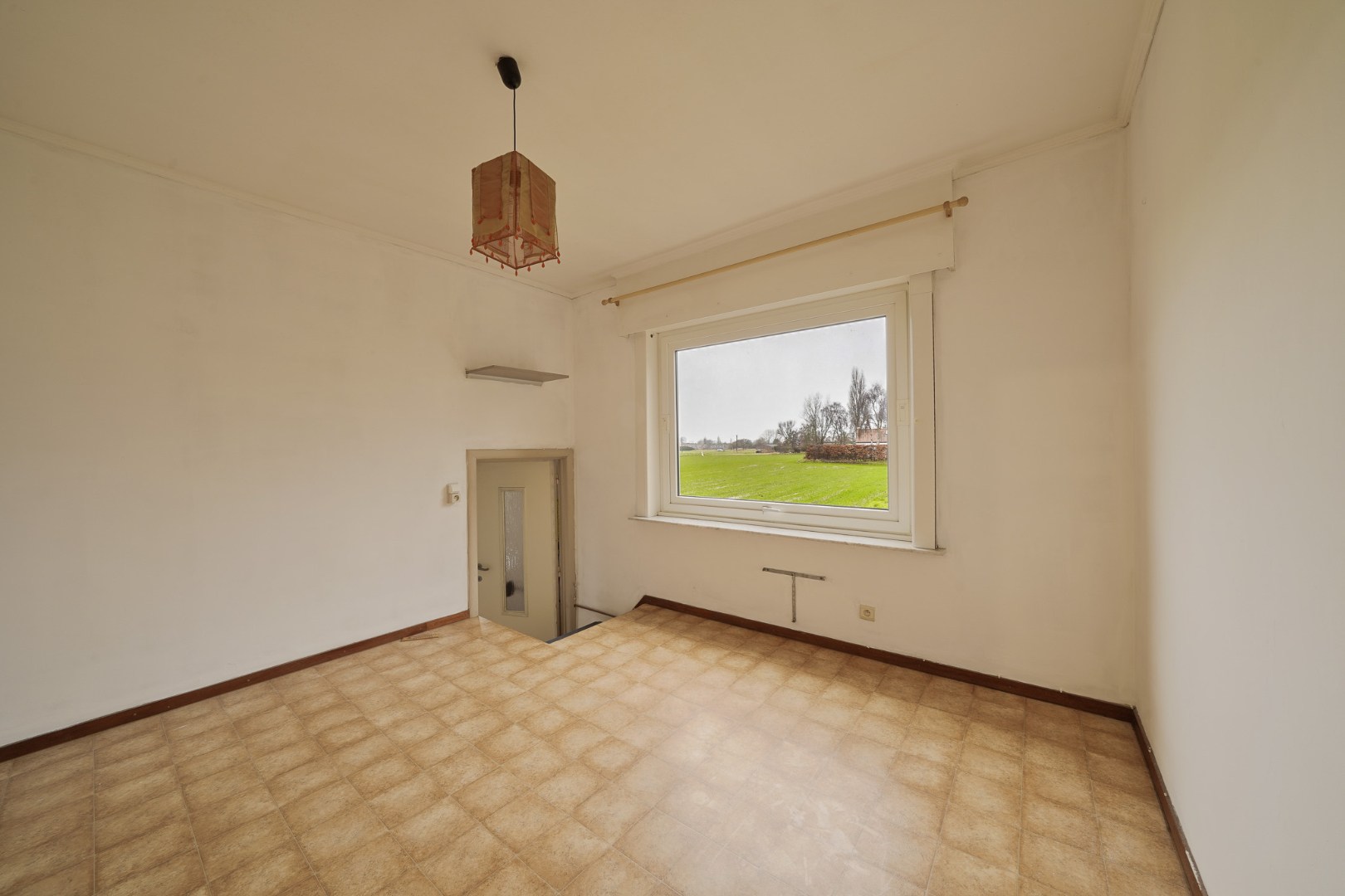 Alleenstaande woning op ruim perceel met vernieuwd woongedeelte en loods (80 m²) 