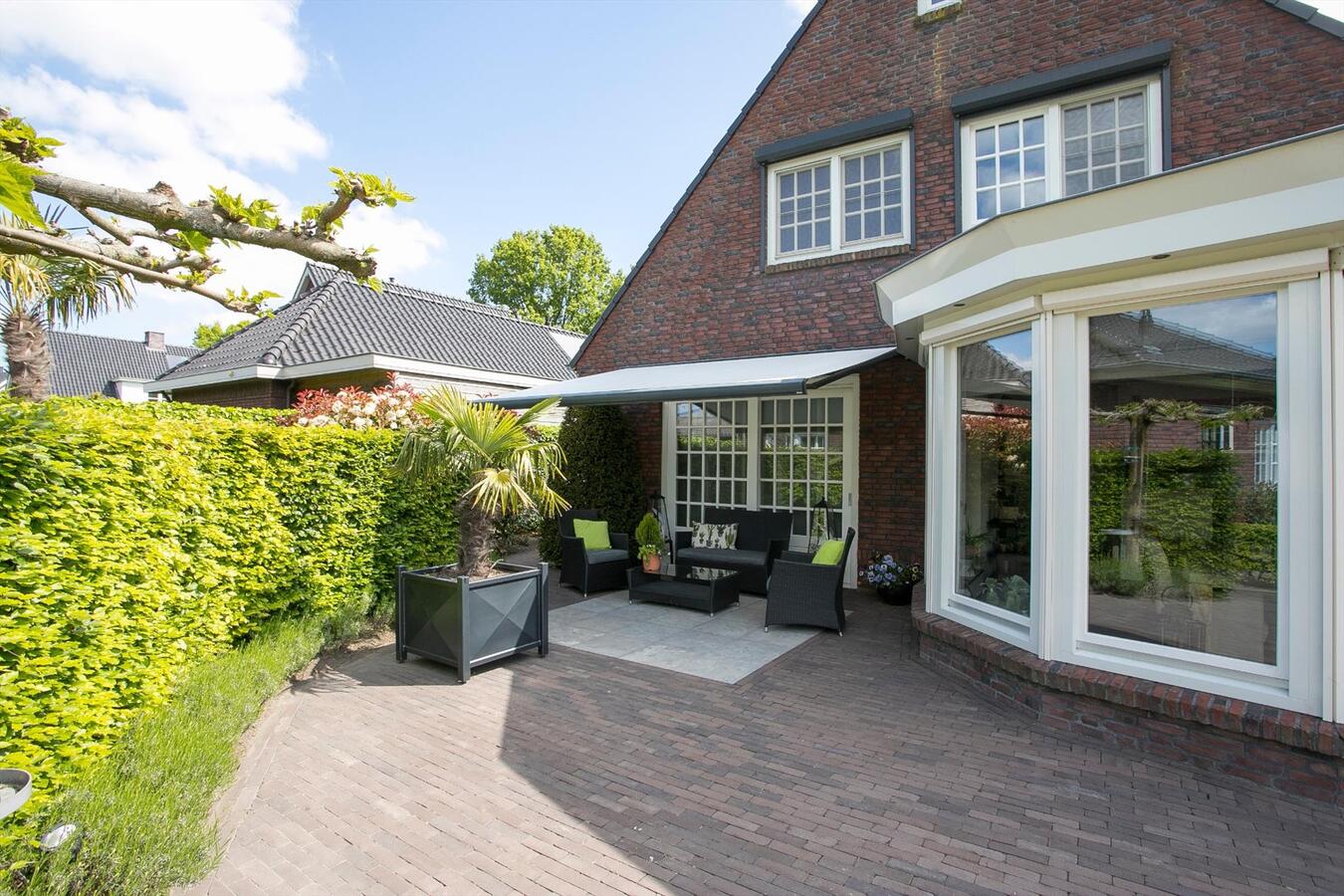 Luxe afgewerkt landhuis met gastenverblijf op een mooie locatie nabij het centrum van Hulsel gelegen op een perceel van 1264 M². 