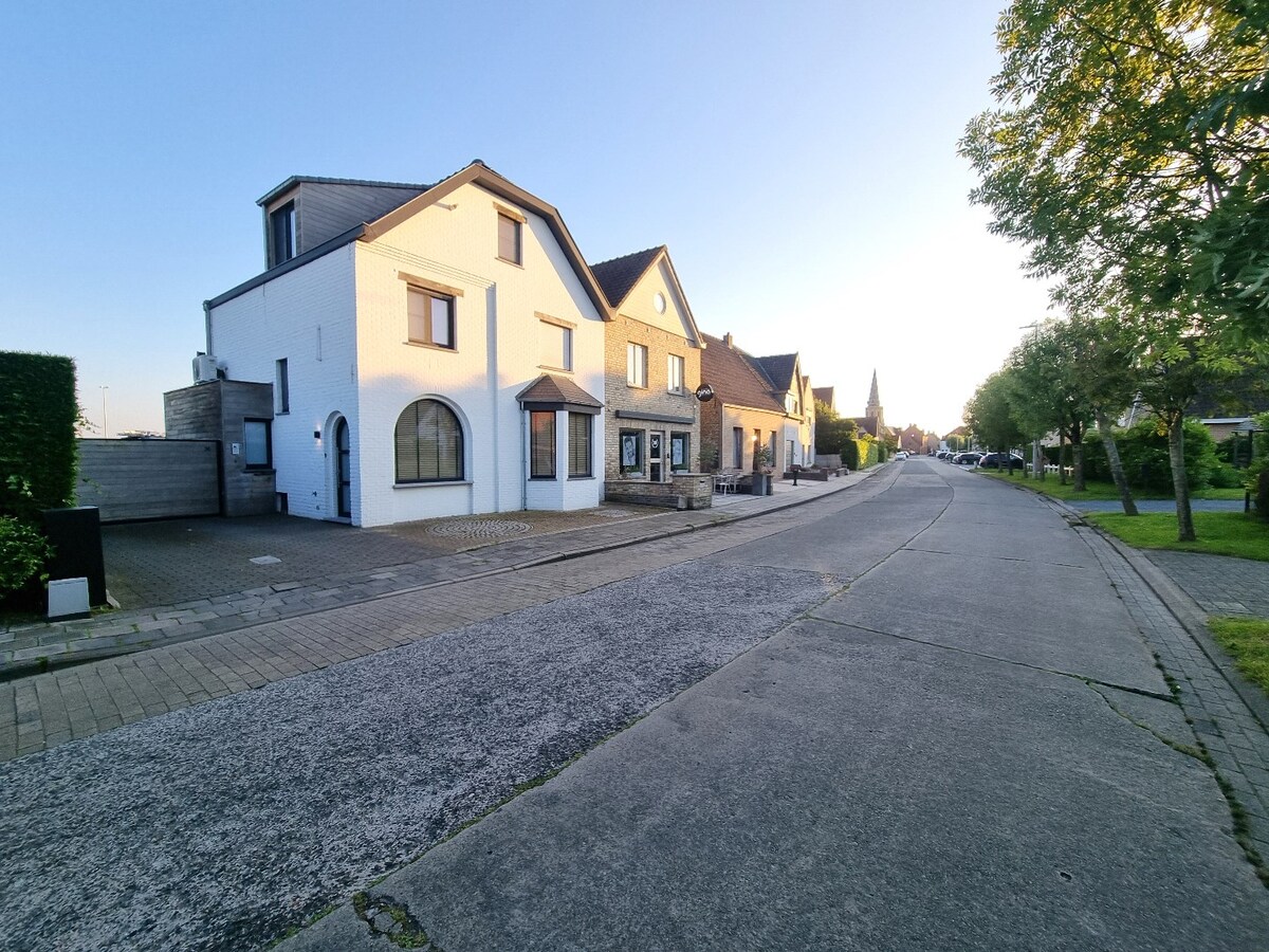 Prachtige, volledig gerenoveerde halfopen bebouwing op groot perceel van 842m² 