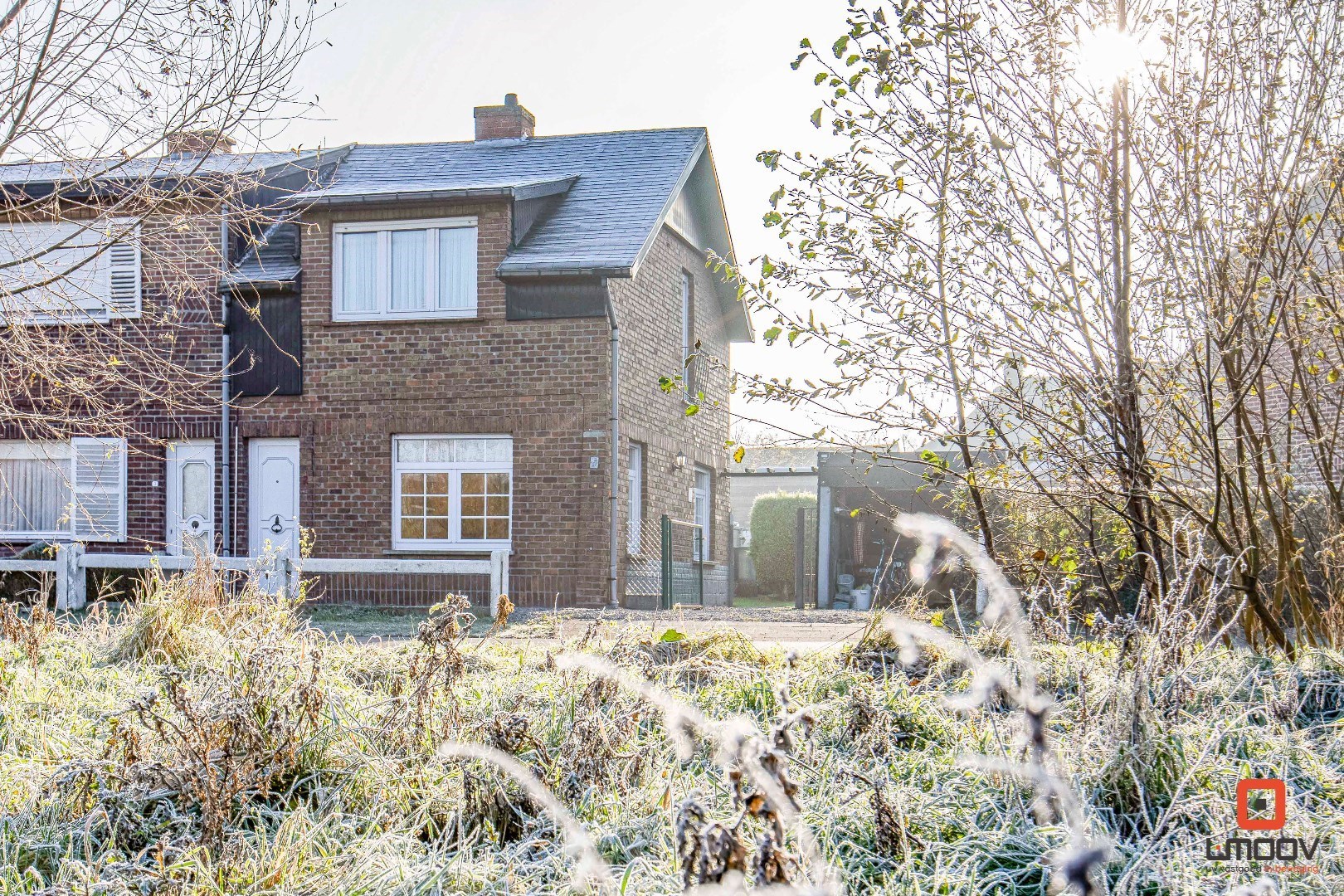 Te renoveren halfopen woning met unieke locatie 