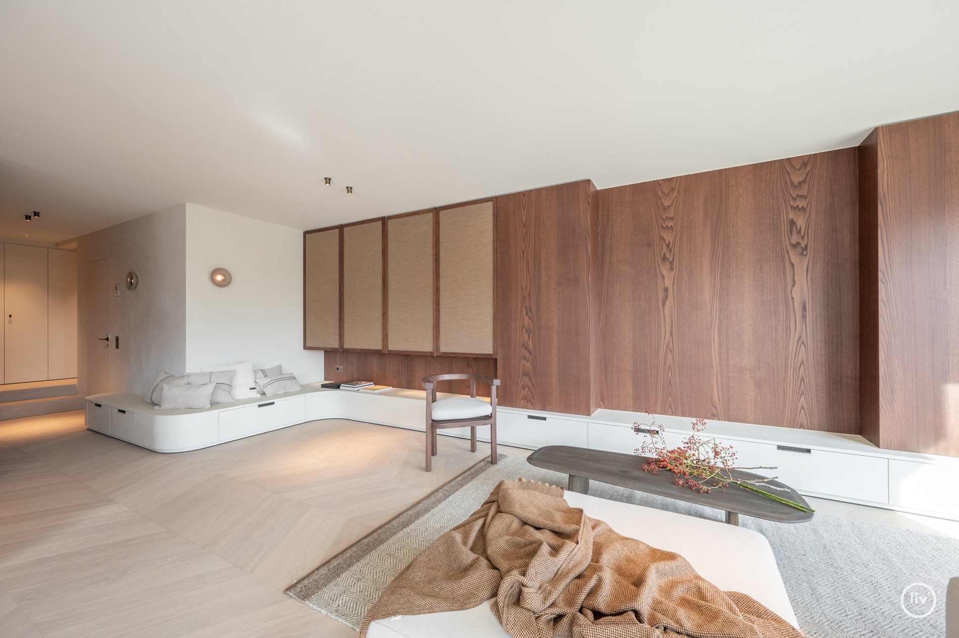 Volledig en subliem gerenoveerd zuid-west georiënteerd hoekappartement in een prestigieuze villaresidentie in het hart van het Zoute. 