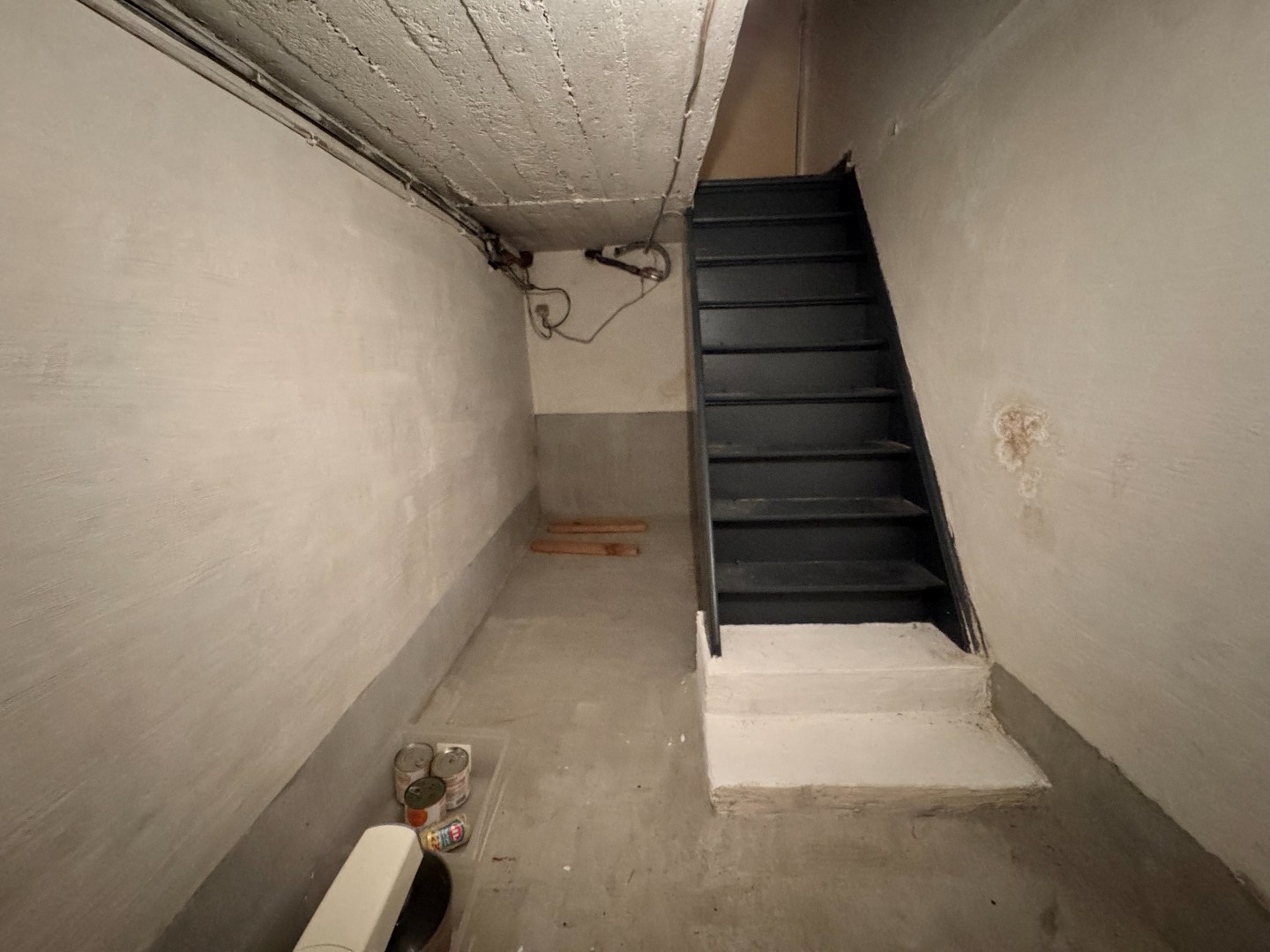 Ruime deels gerenoveerde woning met 3 slaapkamers, tuin en garage 