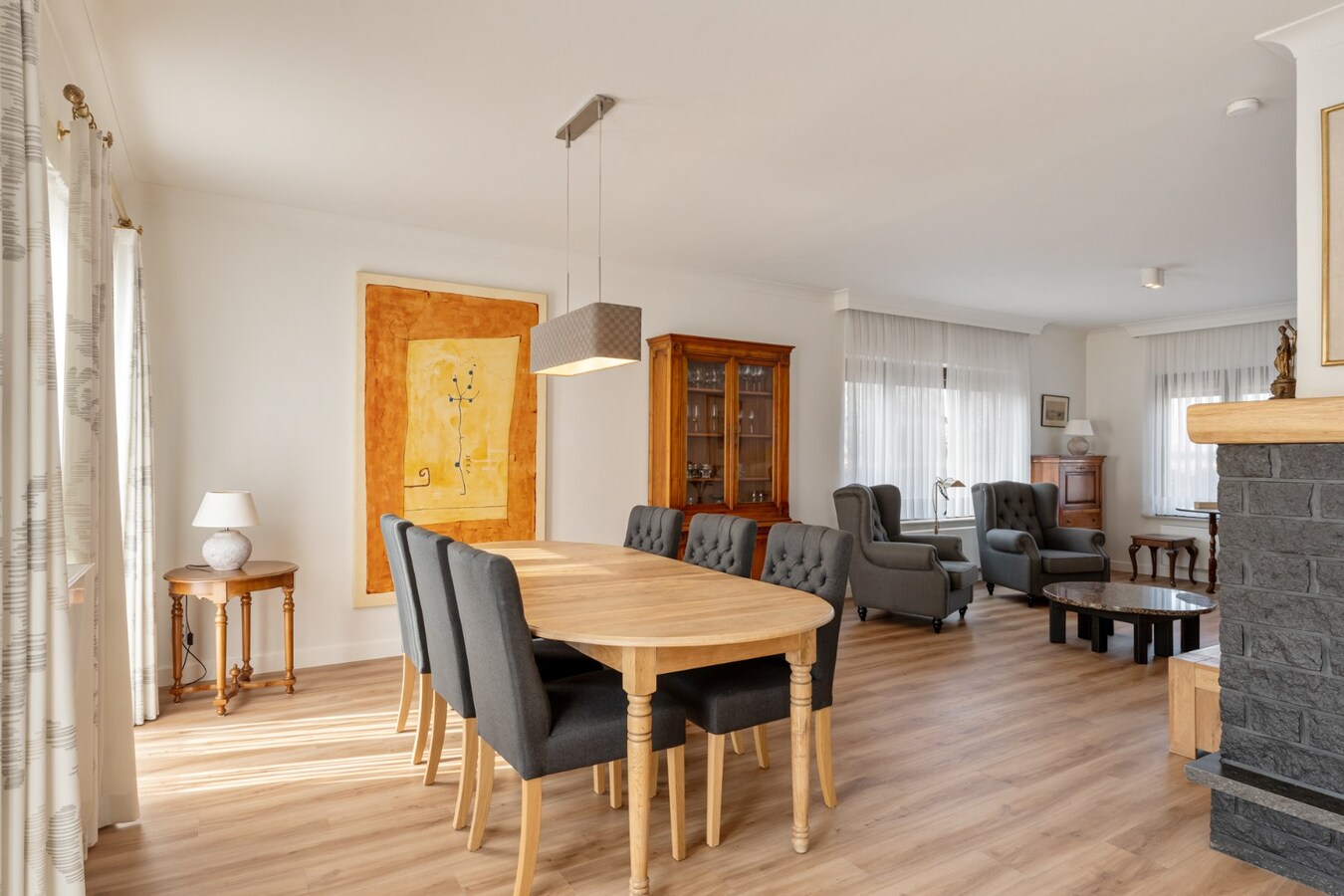 Zeer goed onderhouden gelijkvloerse gezinswoning op een riant perceel van 19a75ca op een rustige locatie te Schalkhoven, een deelgemeente van Hoeselt. 