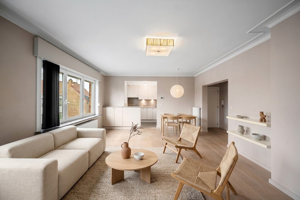 Instapklaar en lichtrijk appartement met terras in het centrum van Heist. 