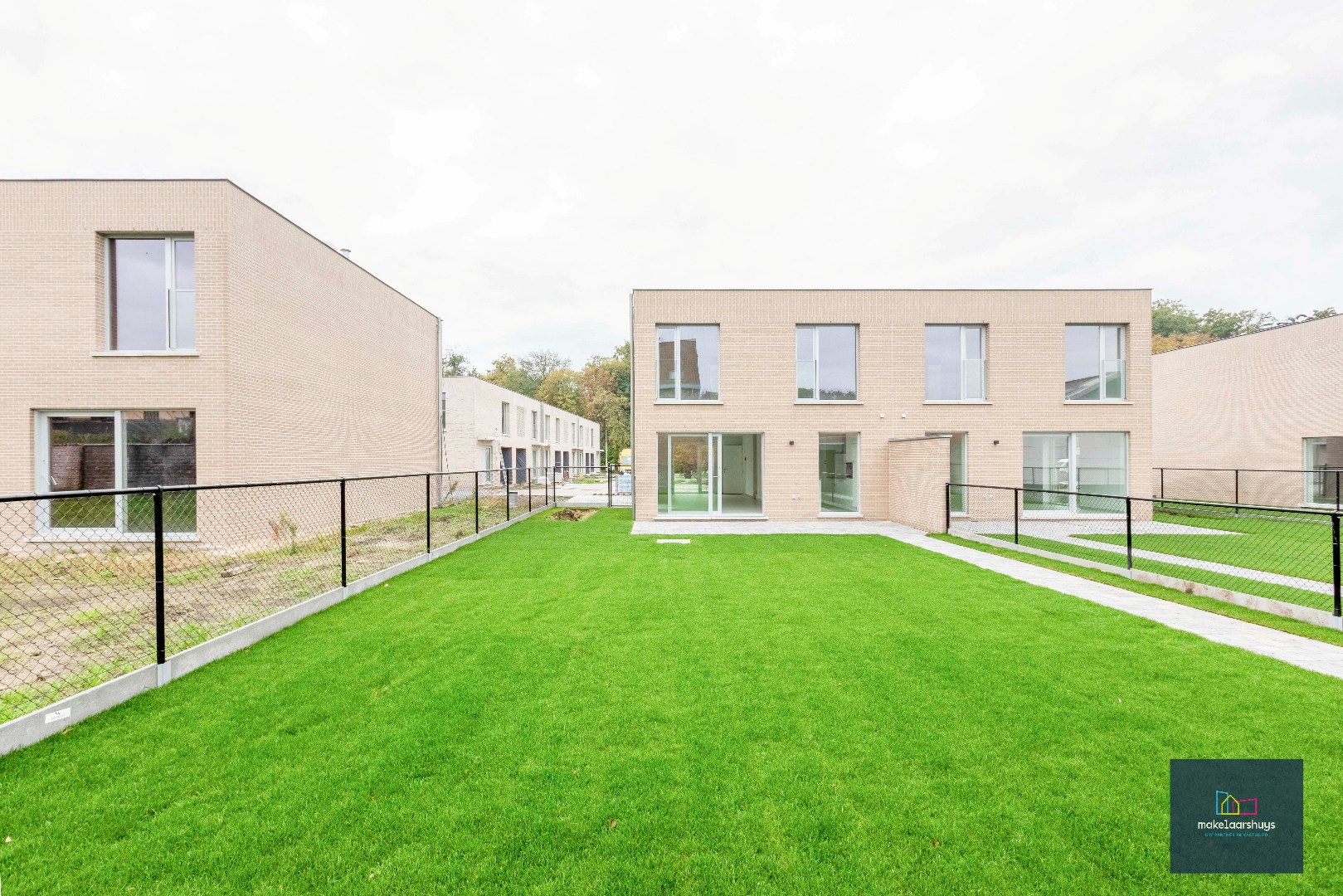 Energiezuinige nieuwbouwwoning met 3 slaapkamers , tuin en staanplaats 