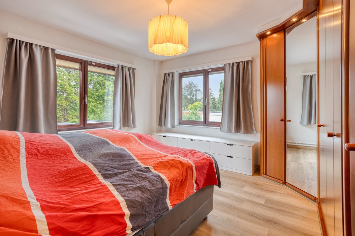 Charmante energiezuinige halfopen bebouwing met 4 slaapkamers, bureau en tuin in centrum Brasschaat 